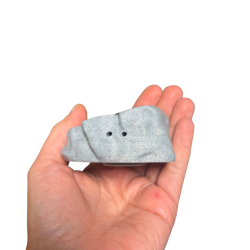 Puszka do noseworku w kształcie kamienia